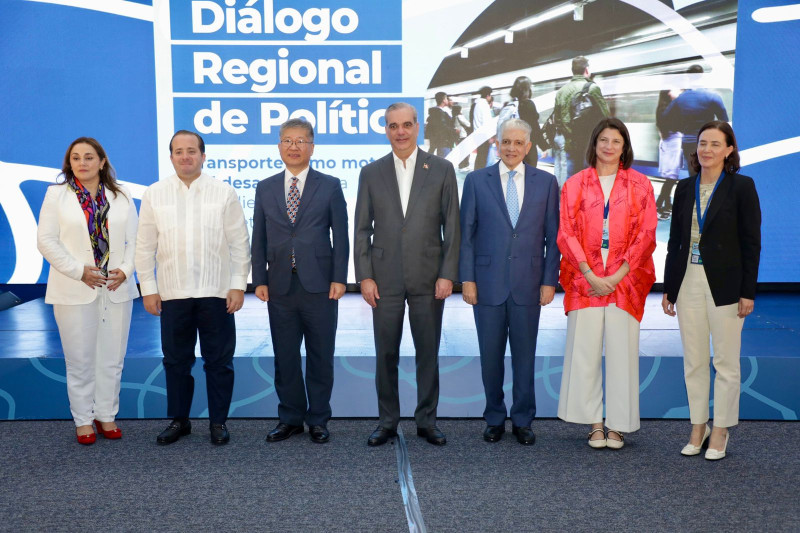 El presidente Luis Abinader encabeza acto de inicio del Diálogo Regional de Políticas Públicas sobre Transporte.