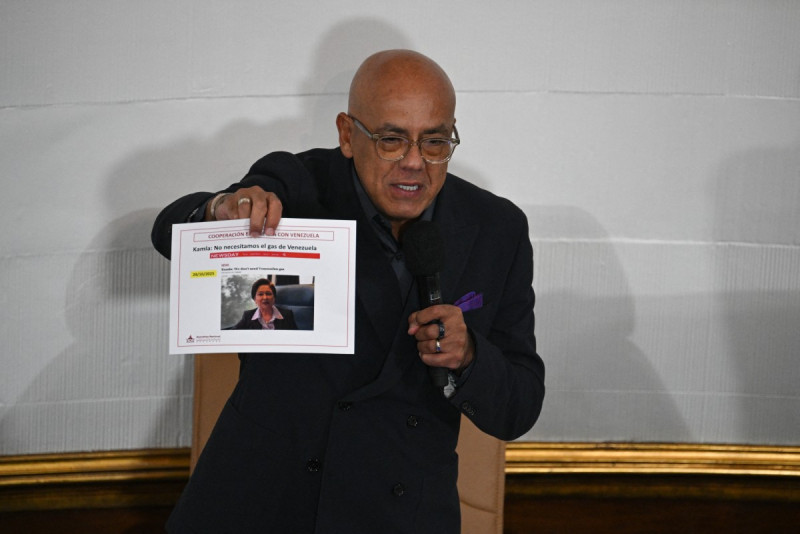 “Venezuela ama al pueblo de Trinidad y Tobago, pero es una basura de gobierno”, fustigó el presidente del Parlamento, Jorge Rodríguez, antes de llamar a la votación para declarar a Persad-Bissessar persona non grata.