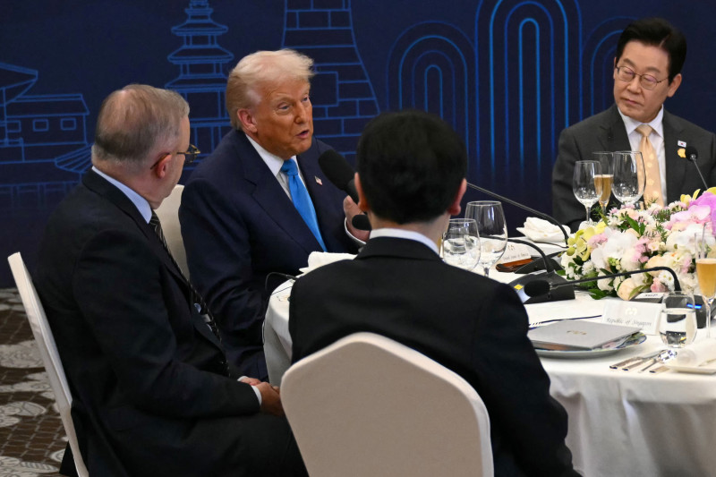 El primer ministro de Singapur, Lawrence Wong (2º der.), el primer ministro de Australia, Anthony Albanese (izq.), y el presidente de Corea del Sur, Lee Jae Myung (der.), observan mientras el presidente de Estados Unidos, Donald Trump, pronuncia un discurso durante una cena especial ofrecida en su honor y en honor de los líderes estatales en el hotel Hilton Gyeongju, en Gyeongju, el 29 de octubre de 2025.