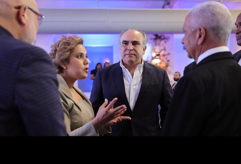 María Elena Vásquez, y empresarios del CONEP y otras entidades.