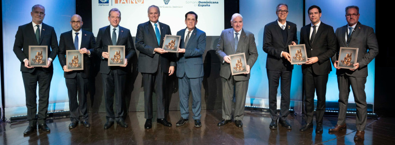 Autoridades participan de la publicación de la obra.