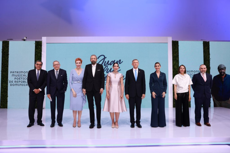 Juan Luis Guerra y su esposa Nora Vega, al centro, junto a la primera dama Raquel Arbaje, el ministro Roberto Alvarez y otros protagonistas del reconocimiento al artista dominicano.