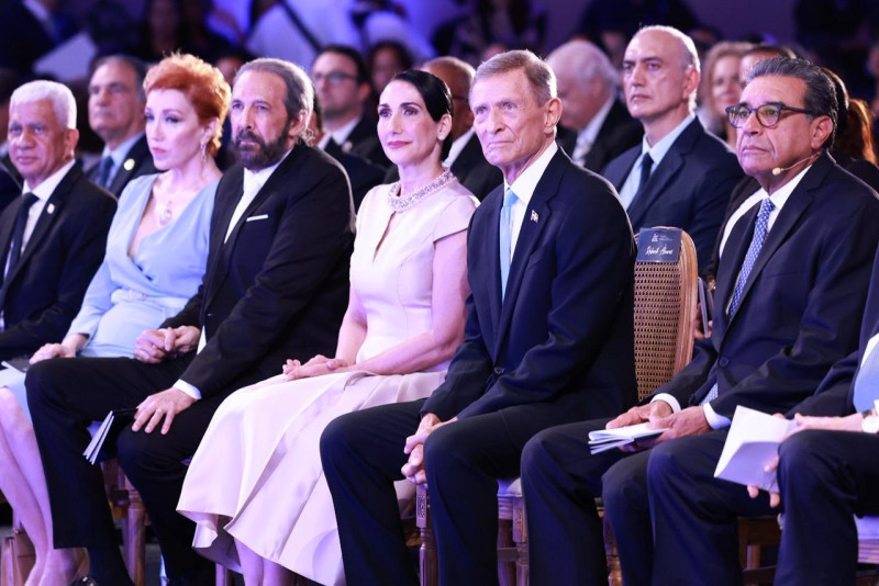 Juan Luis Guerra junto a otras personalidades que encabezaron el acto de declarar al artista dominicano “Patrimonio Musical y Poético de la República Dominicana” por parte del Mirex.