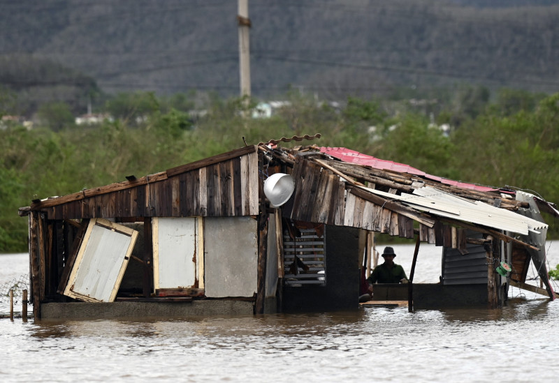 Un agricultor permanece dentro de su casa inundada después del paso del huracán Melissa por el pueblo de San Miguel de Parada en la provincia de Santiago de Cuba el 29 de octubre de 2025.
