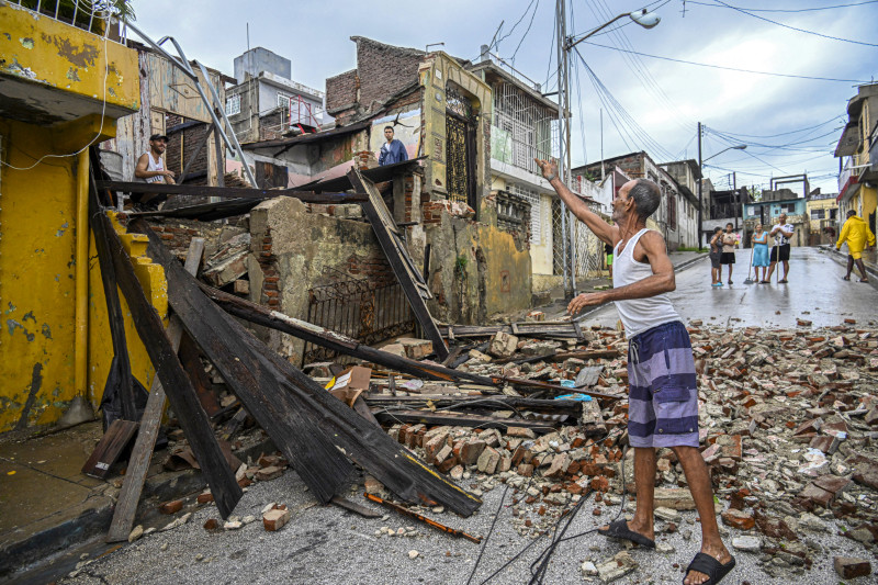 115 / 5,000
Vecinos inspeccionan una casa destruida por el huracán Melissa en un barrio de Santiago de Cuba el 29 de octubre de 2025.