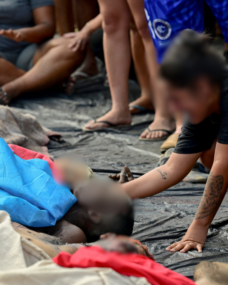 FOTO DESTACADA - Una mujer llora junto a un hombre muerto que yace entre una fila de cuerpos en la plaza Sao Lucas de la favela Vila Cruzeiro en el complejo Penha en Río de Janeiro, Brasil, el 29 de octubre de 2025.