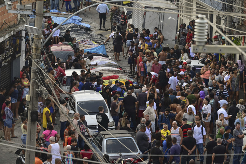 Los residentes de una favela de Río de Janeiro alinearon más de 50 cuerpos en una plaza de su barrio de bajos ingresos el 29 de octubre, un día después de la operación policial más sangrienta en la historia de la ciudad, según informó la AFP.