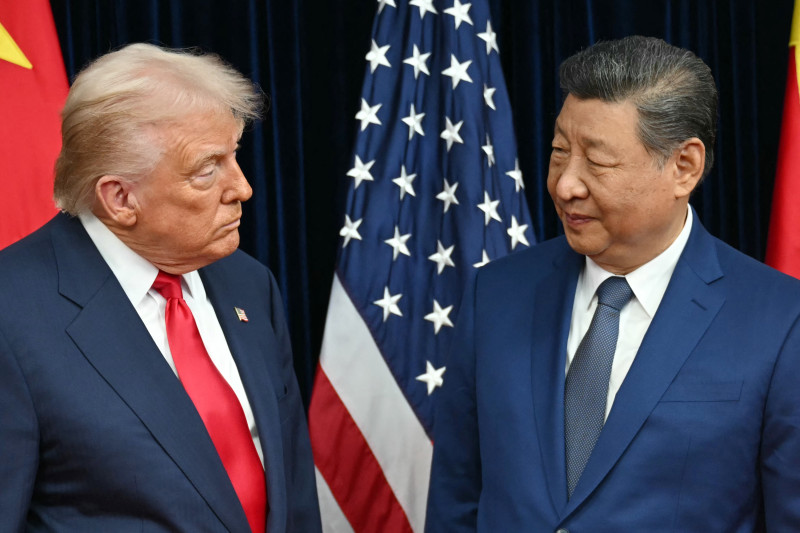 El presidente estadounidense Donald Trump (izq.) y el presidente chino Xi Jinping se saludan a su llegada a la base aérea de Gimhae, junto al aeropuerto internacional de Gimhae en Busan, el 30 de octubre de 2025, para reunirse.