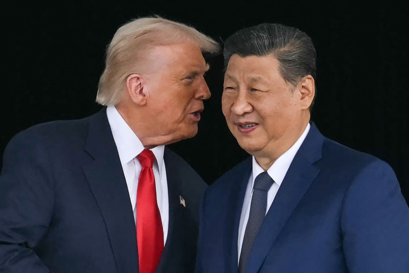 Donald Trump le habla al oído a Xi Jinping