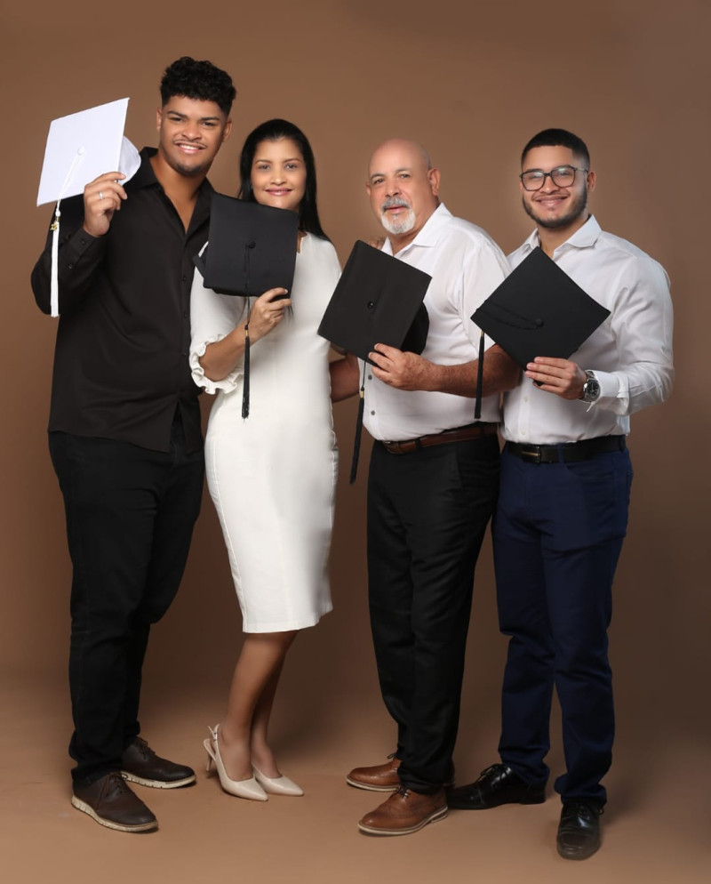 Familia de Rosanna Tremols en la foto de su graduación