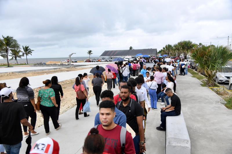 Larga fila la jornada de empleos