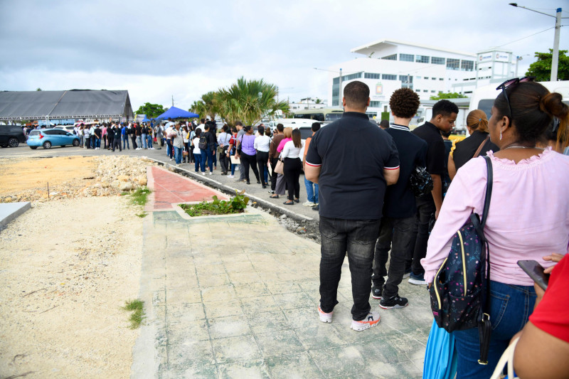 Larga fila de jóvenes en busca de un empleo