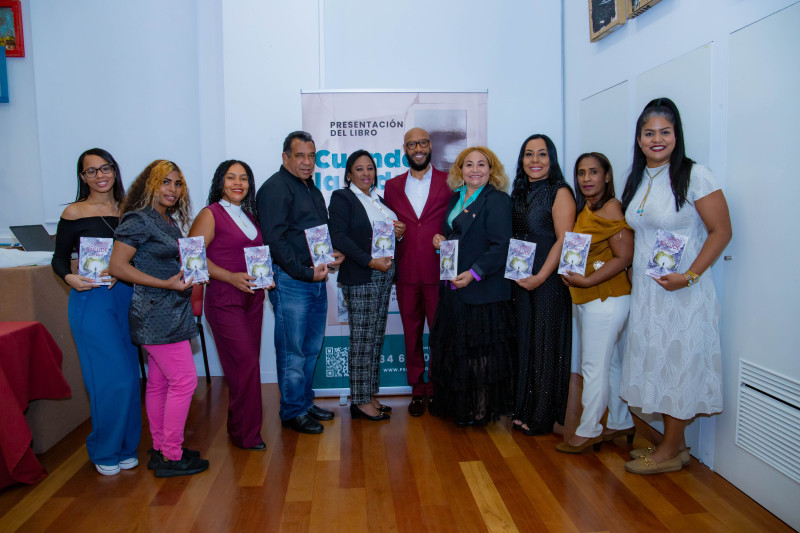 Juan Rojas junto a invitados de la presentación del libro