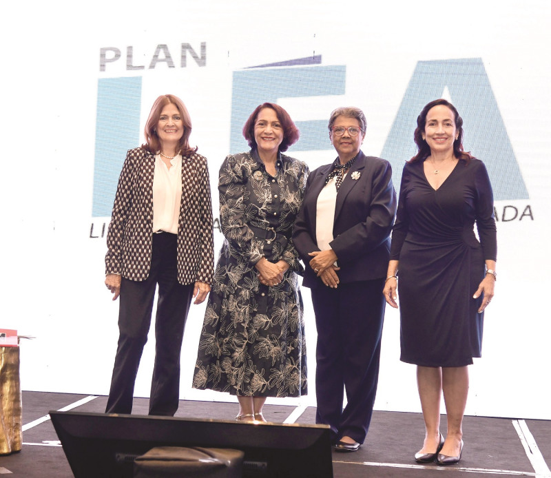 Liliana de Montenegro, Maritza Florentino, Rosa Ariza de Valera y Amalia Incháustegui.