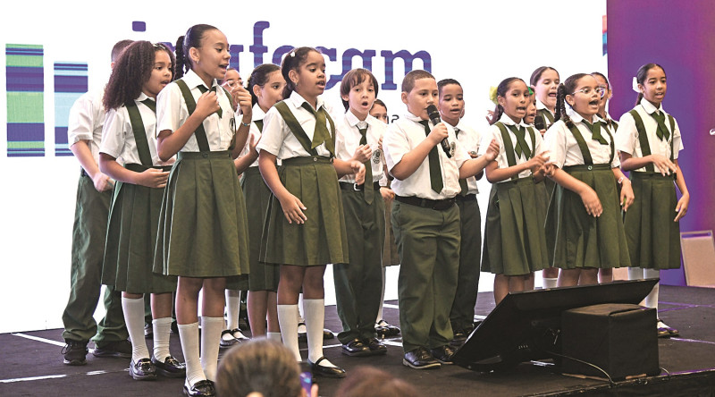 Los niños de cuarto grado centro educativo Siglo XXI presentaron la poesía coreada “Popurrí mi identidad internacional”, dirigidos por la profesora Delgina Pérez. A