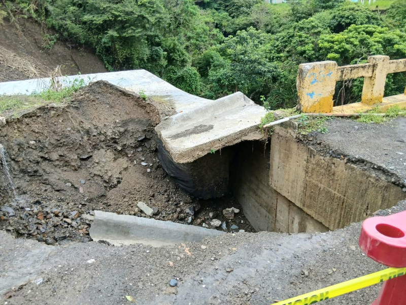 Socavón puente Las Malaguetas, en San José de Ocoa.