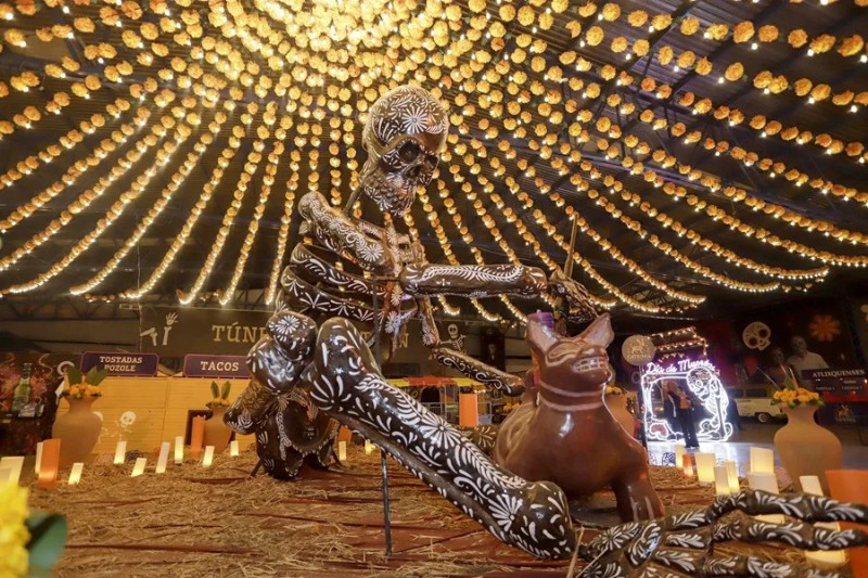 Fotografía de una calavera monumental, en el municipio de Atlixco, en Puebla (México). EFE/ Hilda Ríos
