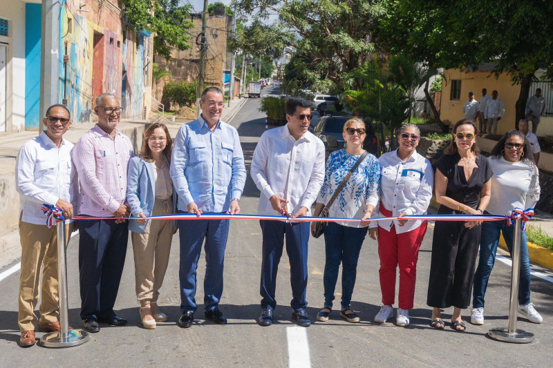 David Collado, ministro de Turismo, mientras corta la cinta para entregar las calles reparadas.
