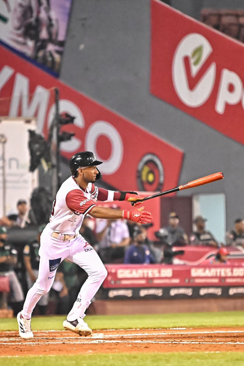 Johan Rojas al momento de disparar un doblete en el partido contra las Estrellas en el Estadio Julián Javier.