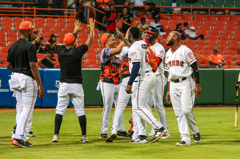 Eloy Jiménez, de los Toros, celebra con sus compañeros tras conectar un largo cuadrangular.