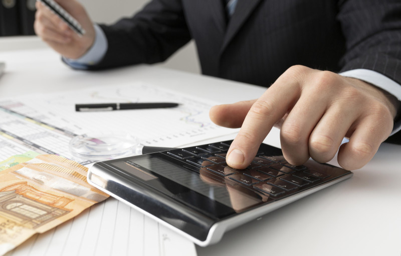 Para ganar más dinero hace falta tomar decisiones informadas y disponer de las herramientas y conocimientos adecuados. Foto: Freepik.