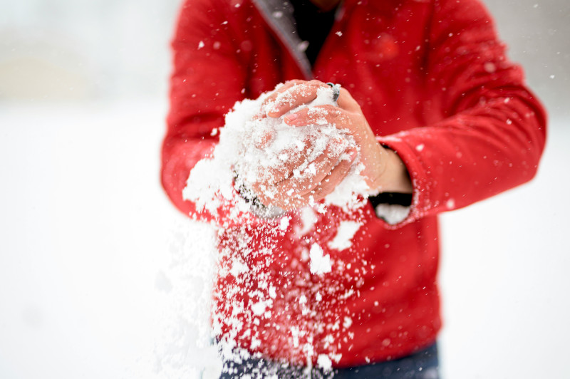 Al igual que sucede con una bola nieve que crece de tamaño a medida que rueda, podemos aumentar nuestros activos. Foto: Ben White-Unsplash.