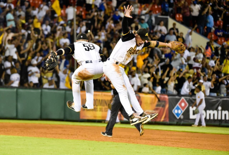 Jugadores de las Águilas celebran tras la victoria.