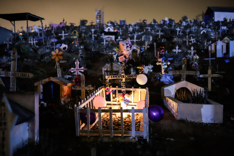 ACOMPAÑA CRÓNICA: PERÚ DÍA MUERTOS AME4346. LIMA (PERÚ), 01/11/2025.- Fotografía que muestra el cementerio Virgen de Lourdes este sábado, en Lima (Perú). El silencio no tiene cabida en el cementerio Virgen de Lourdes, el segundo más grande de Latinoamérica, qué en el Día de los Muertos reúne bullicio, familias, vendedores y músicas de distintos puntos del país que se fusionan para honrar con alegría y tradiciones a los que ya se fueron. EFE/ Renato Pajuelo