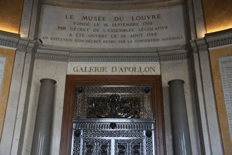 El Museo del Louvre en París está abierto al público, pero la Galería de Apolo permanece cerrada tras el robo de varias joyas de la corona francesa a principios de este mes en París, Francia.