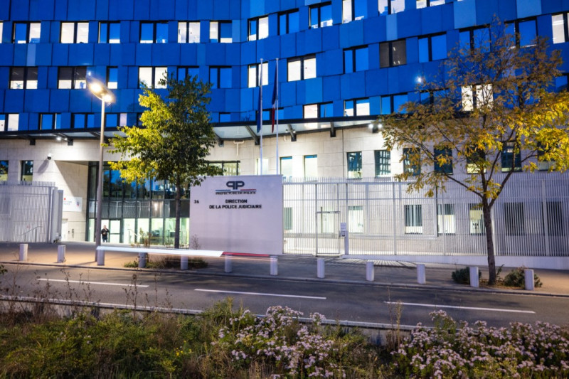 No se observó actividad en el exterior del edificio situado en el número 36 de la rue du Bastion, cerca del juzgado, donde cinco personas seguían siendo interrogadas bajo custodia policial por la unidad contra el crimen organizado, al anochecer del 30 de octubre de 2025. El día anterior se habían producido nuevas detenciones en la región de París en relación con el robo del Louvre ocurrido a mediados de octubre. Dos hombres ya habían sido detenidos la semana anterior y acusados ​​formalmente.