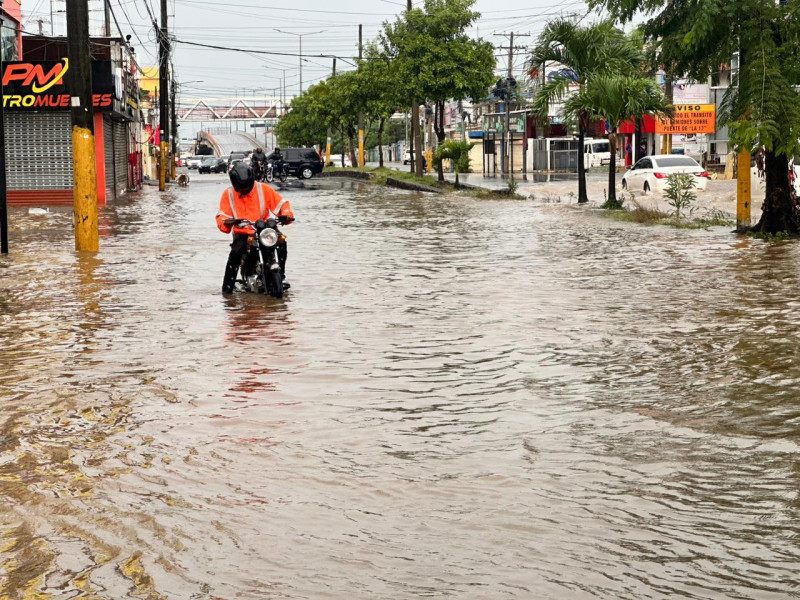 Calle inundada en Santo Domingo Este