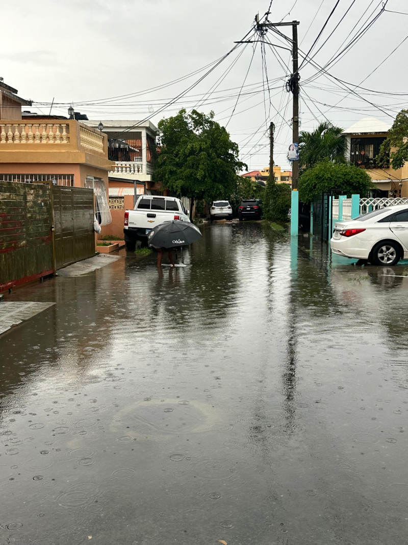 Calle inundada en Santo Domingo Este