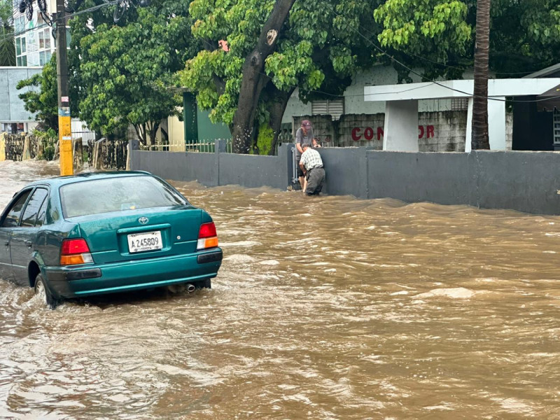 Muchos ciudadnaos afrontaron problemas ayer para entrar o salir de sus hogares.