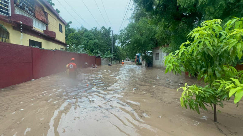 Vías de Barahona quedaron convertidas en ríos por los intensos aguaceros.