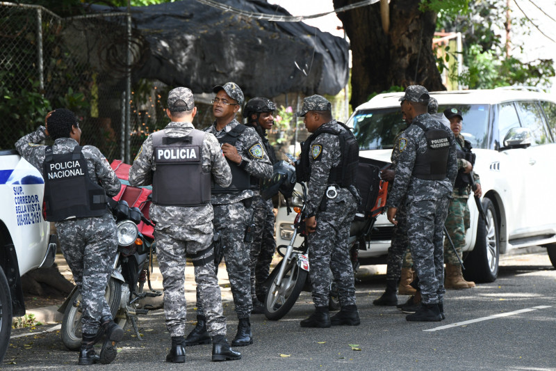 Grupo de policías durante recorrido para observar patrullajepor cuadrantes