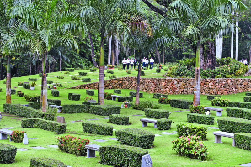 Familiares acudieron al cementerio Jardín Memorial  para recordar a sus fallecidos.