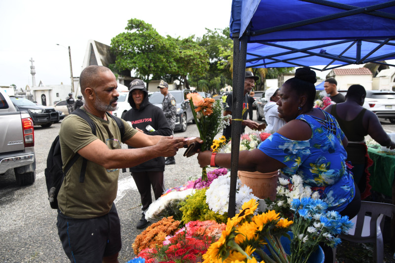 A pesar de las lluvias ayer, ciudadanos fueron al cementerio de la Máximo Gómez.
