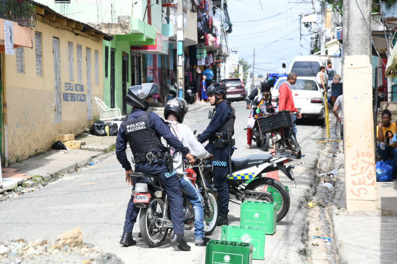 Policía sube al motor de un civil.