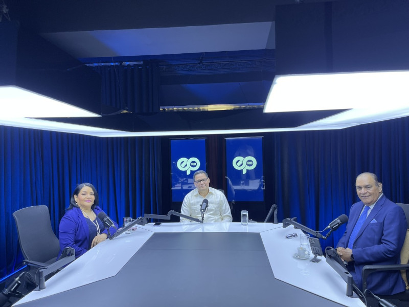 Los periodistas Wendy Santana y Miguel Franjul entrevistan a Gedeón Santos.