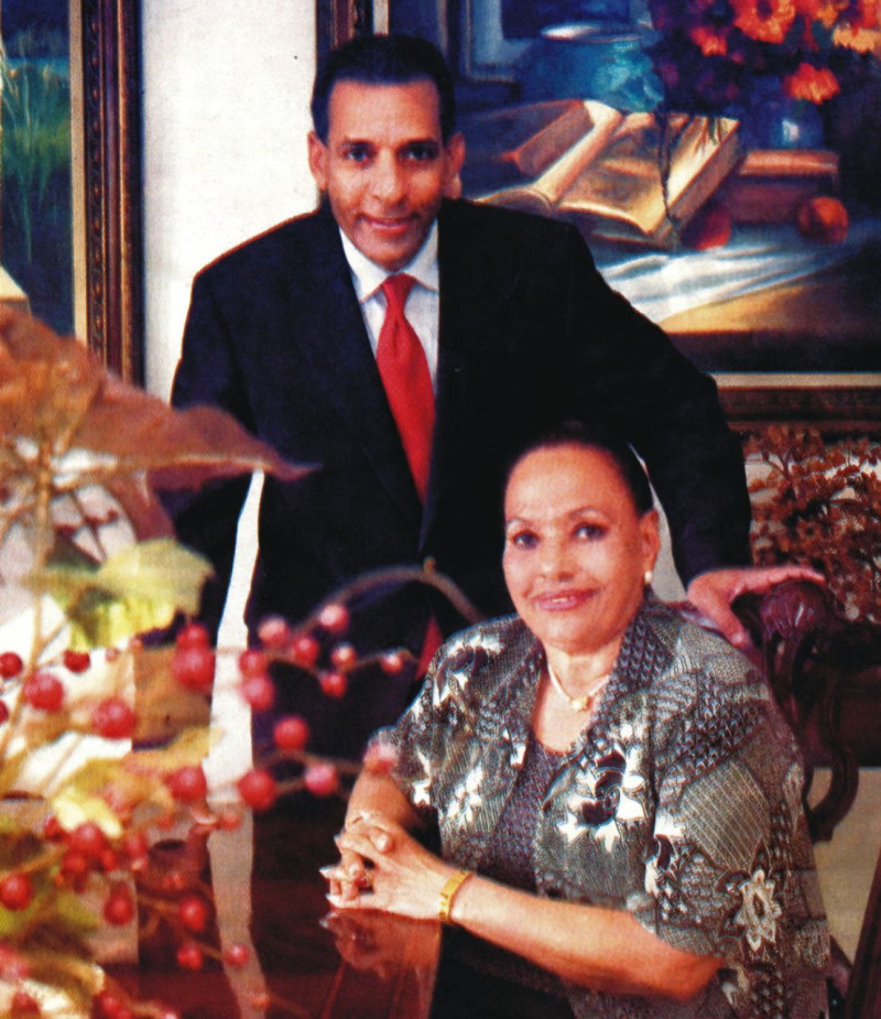 El geólogo Osiris de León junto a su madre, Roilda Ismaela de León, quién falleció