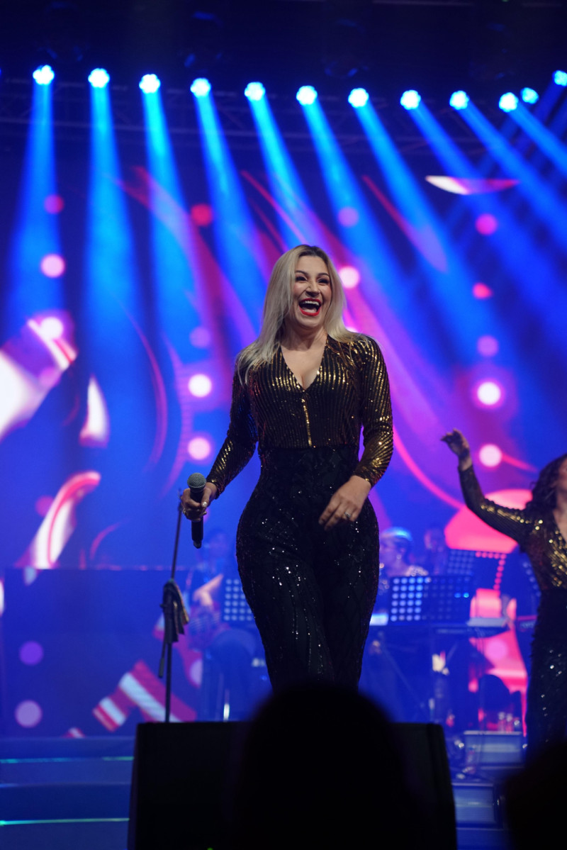 La cantante Michell Flores presenta el relanzamiento de “Celoso 2.0”, una versión renovada de la canción original de 1992.