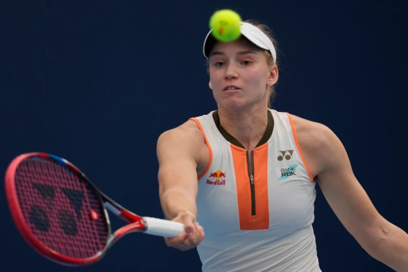 Elena Rybakina regresa una bola ante Caty Mcnally en el Abierto de China el viernes 26 de septiembre del 2025.