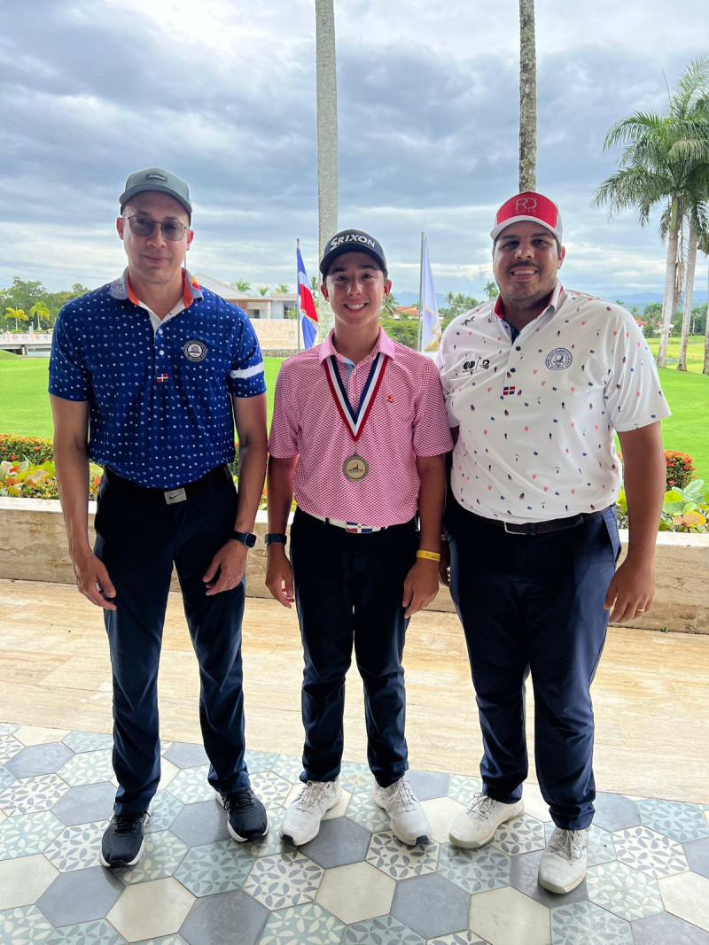De izquierda a derecha el Dr. Arturo Medero director del comité de padres voluntarios, Waldo Aguasvivas Arias ganador del 1er lugar U18 masculino, el Sr. Pedro Peña director ejecutivo del tour nacional juvenil por Fedogolf.