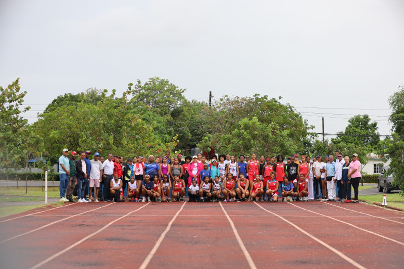 Gran parte de las más de 150 atletas que compitieron ayer en el evento “Más Mujeres en el Atletismo”, que organizó la World Atletics con el apoyo de la Federación Dominicana de Atletismo, en la pista de la Fuerza Aérea de la República Dominicana.