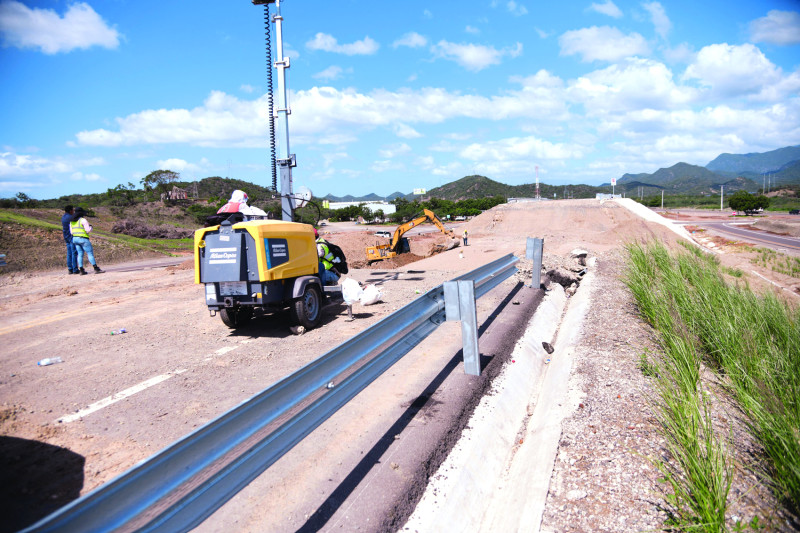 A pesar del altísimo costo de construcción y la urgencia política para inaugurar la obra el pasado 14 de agosto, la obra no resistió el primer trimestre de uso.