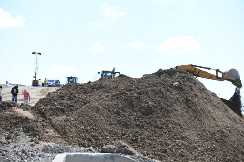 La Circunvalación Baní está totalmente interrumpido, convertido en un campo de maquinaria pesada, montañas de arena y escombros.