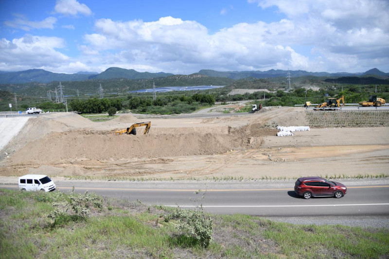 La Circunvalación Baní cuya construcción se extendió por tres años y duplicó su costo original a cerca de 6,000 millones de pesos, está hoy incomunicada.