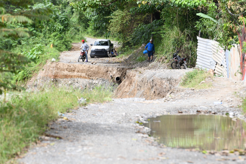 Estos daños son extensos y abarcan inundaciones, deslizamientos de tierra, colapso de puentes y caminos vecinales, y el desbordamiento de cañadas y arroyos.