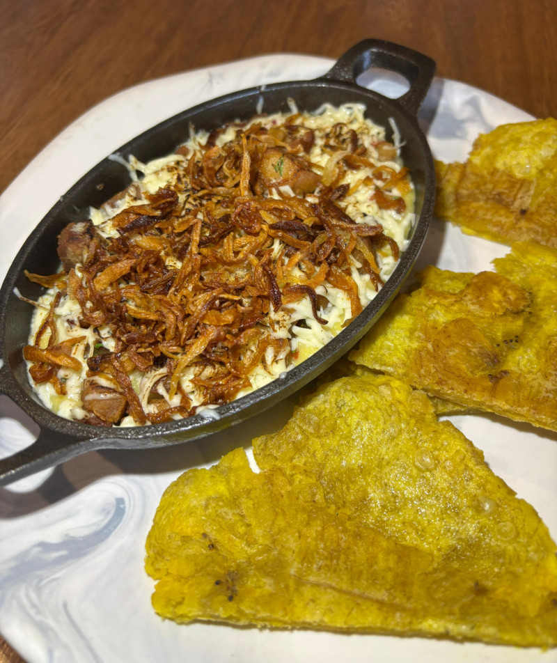 Cazuela de chicharrón con patacones