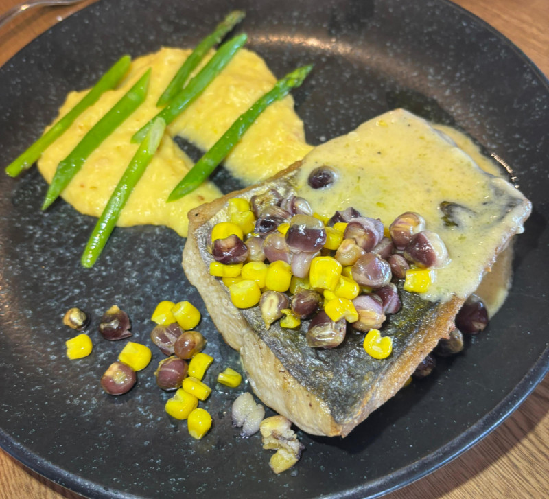 Pesca del día con puré de bollo de mazorca